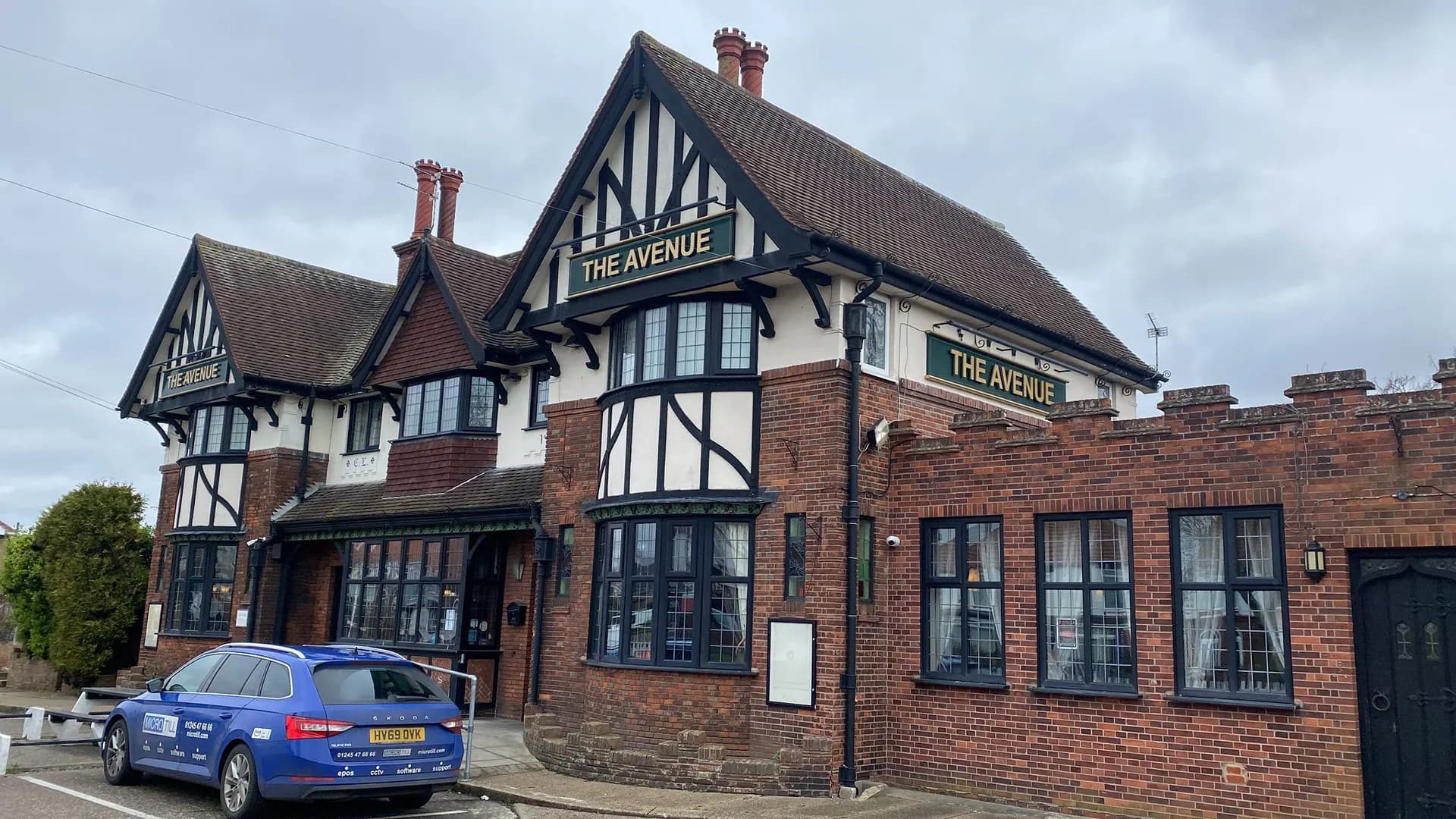 The Avenue Pub